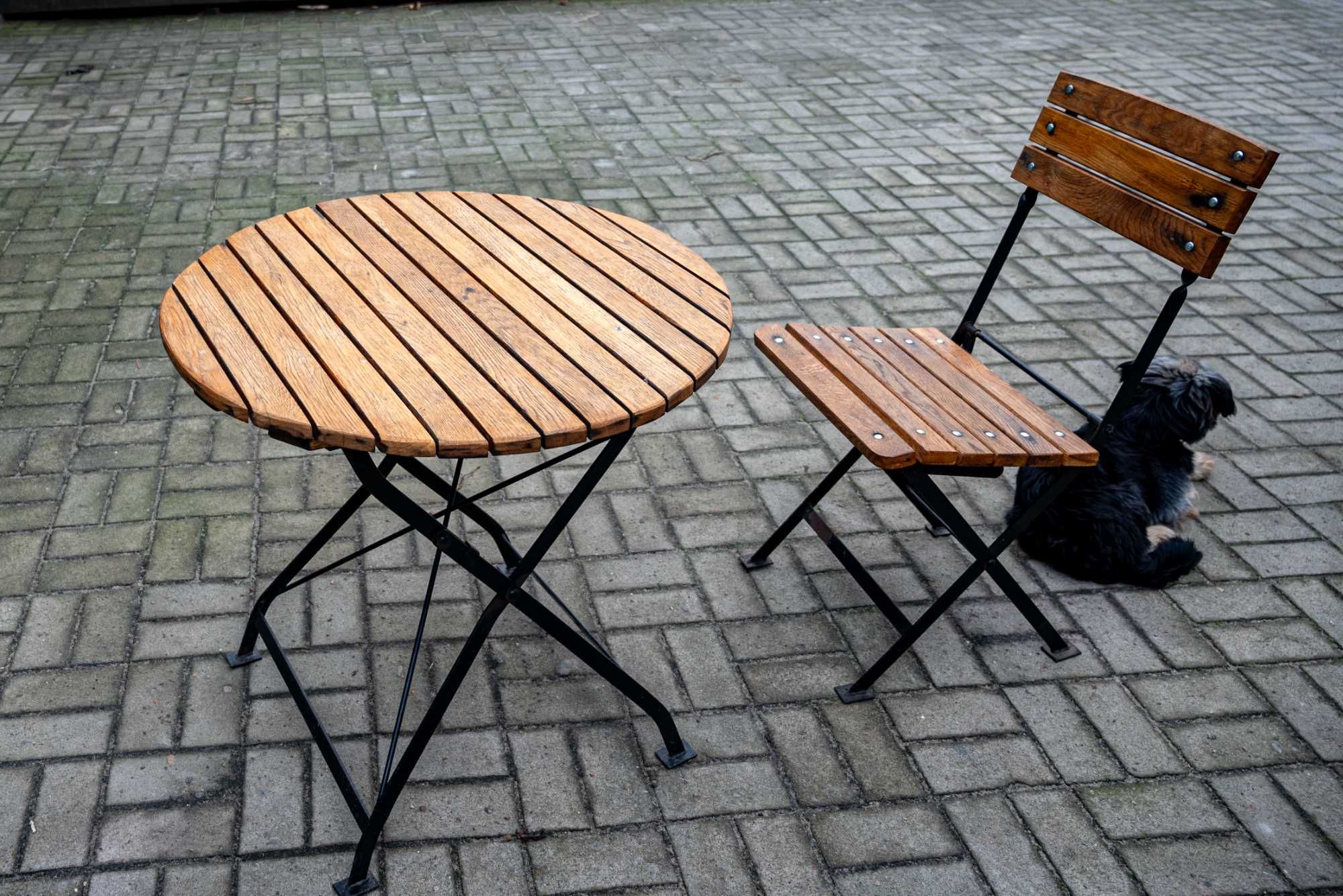 Okrągły stolik i 4 krzesła, konstrukcja drewniano-metalowa