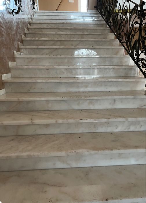 Schody z białego marmuru,stopnie, kamień