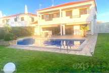 Moradia T3 com amplo jardim, piscina e garagem.