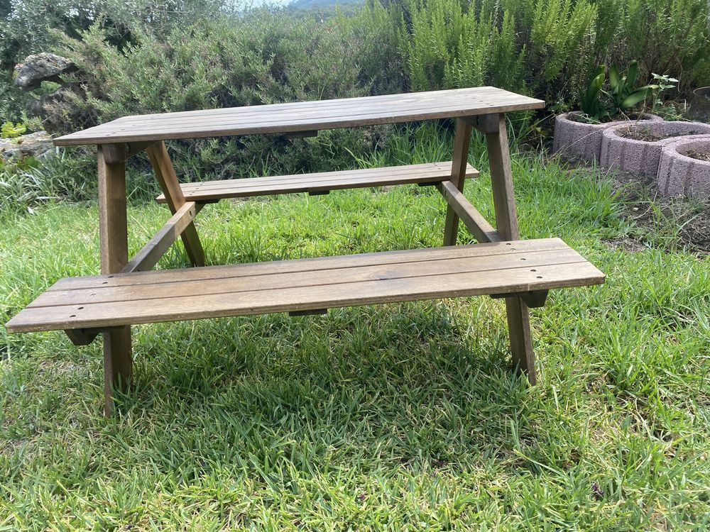 Mesa madeira de jardim com bancos para crianca