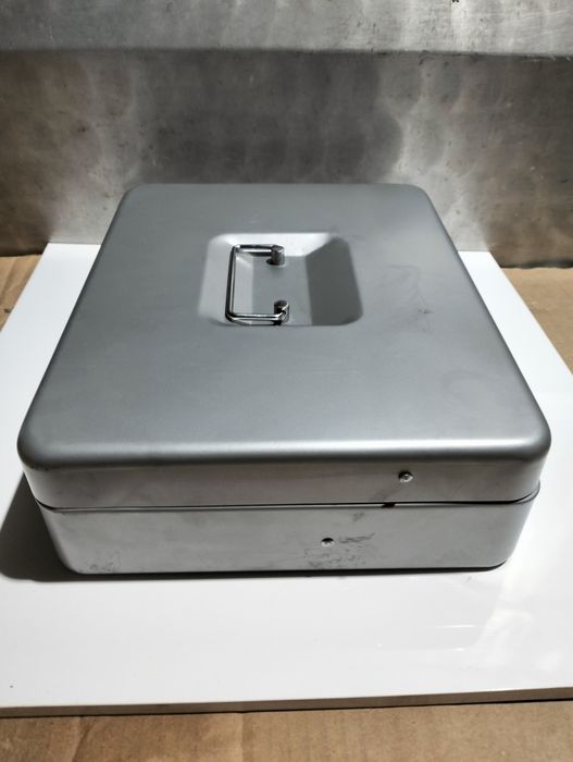 metalowa kasetka na pieniądze