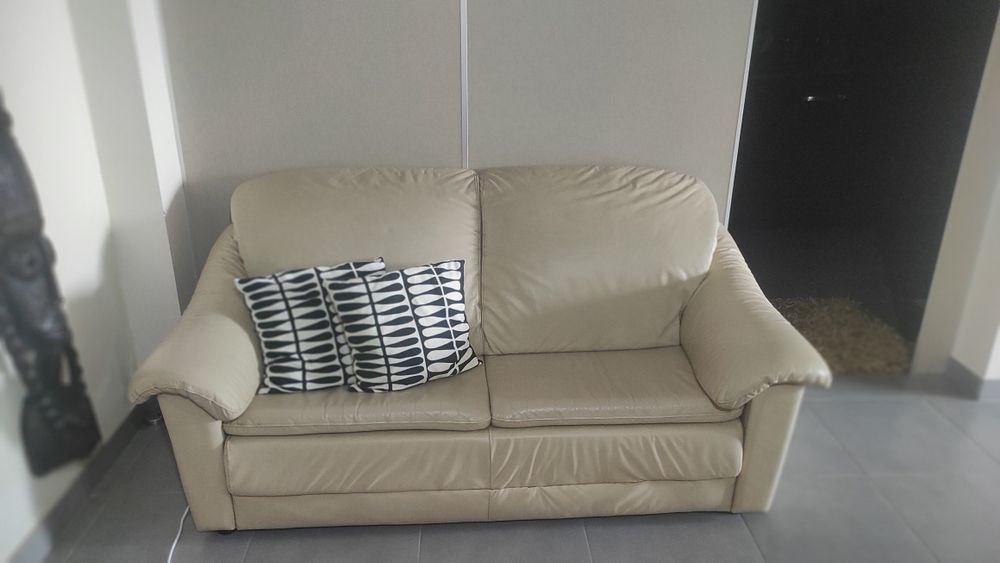 Sofá em pele beje