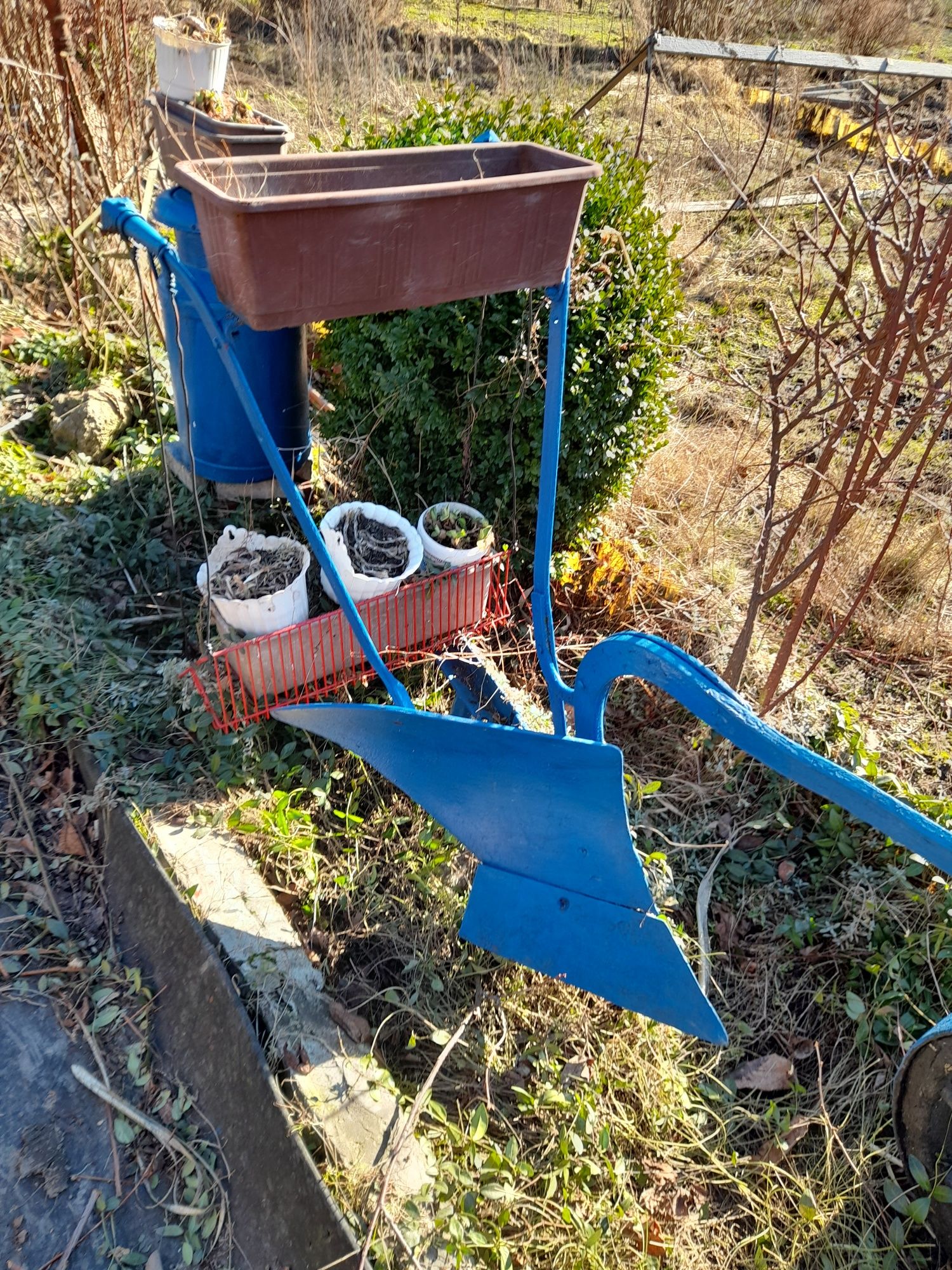 Dekoracje  ogrodu plug z kołem  kwietnik