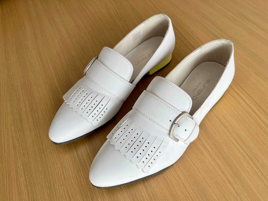 Sapatos Eureka brancos e amarelos