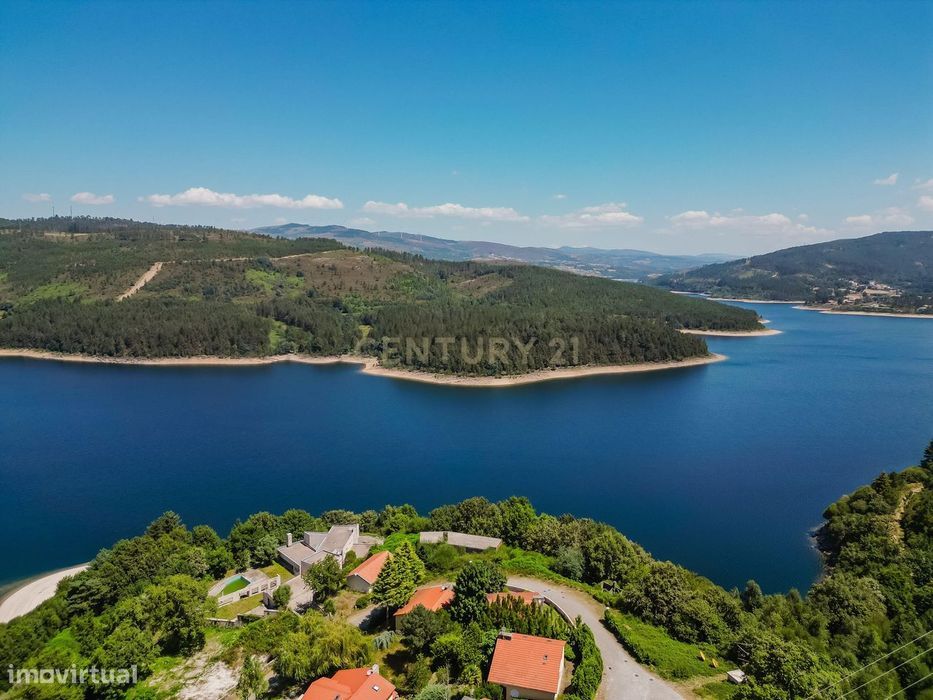 Casa T4 com Garagem Piscina e Jacuzzi junto ao Rio na zona do Gerês