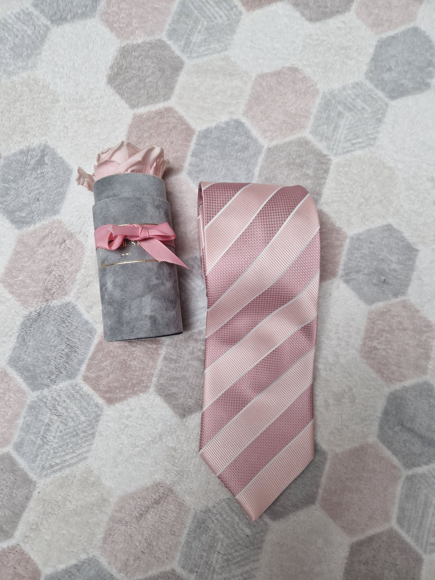 Krawat różowy Metamorfosi