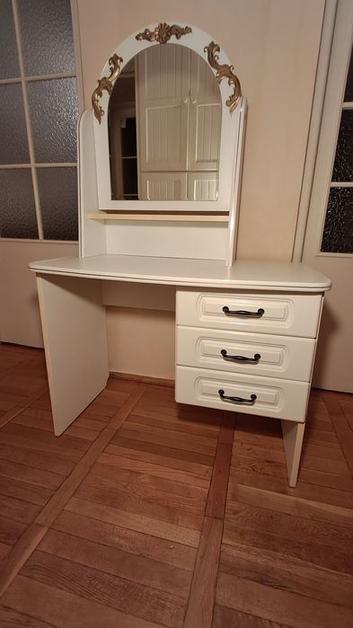 Stylowa toaletka z ornamentami