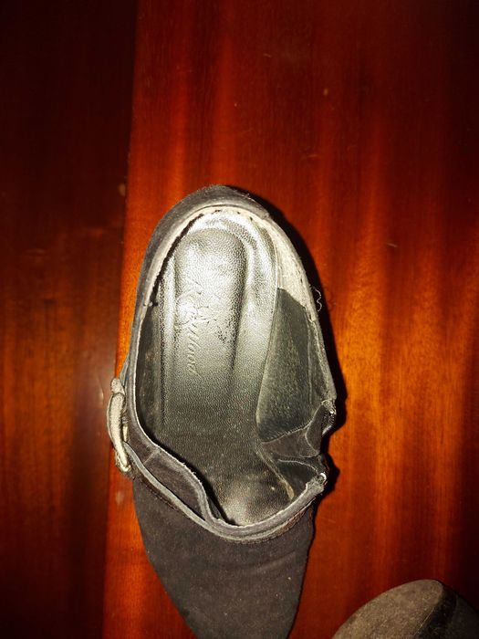 Botin em pele preto, com pormenor de cobra e fivela - nr 35