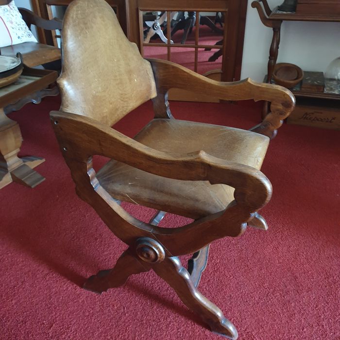 Cadeiras com braços e couro