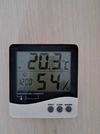 Zegar wyświetlający temperaturę i wilgotność i godzine