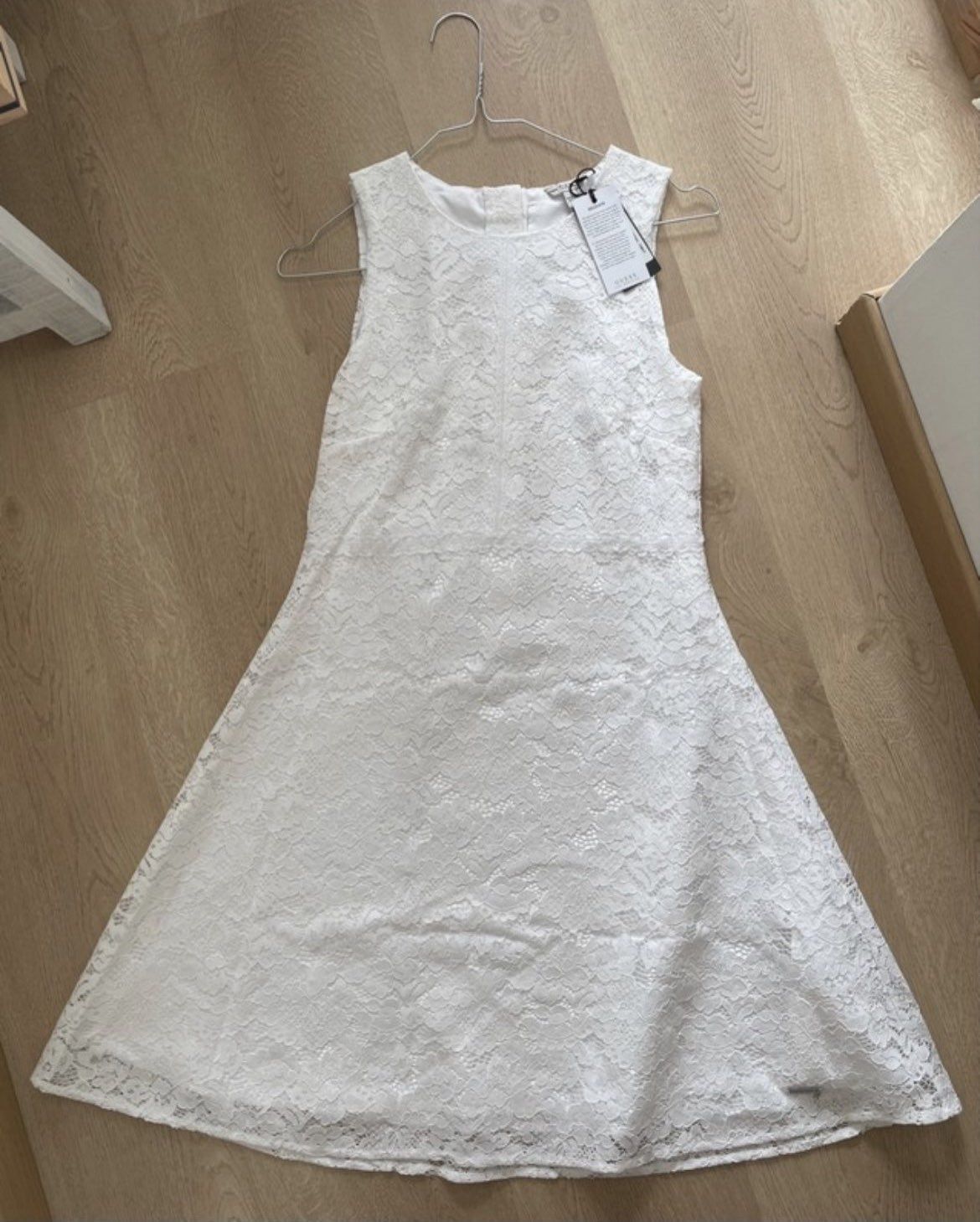 Sukienka GUESS biała koronkowanowa  14 lat piękna 158 cm 164 cm