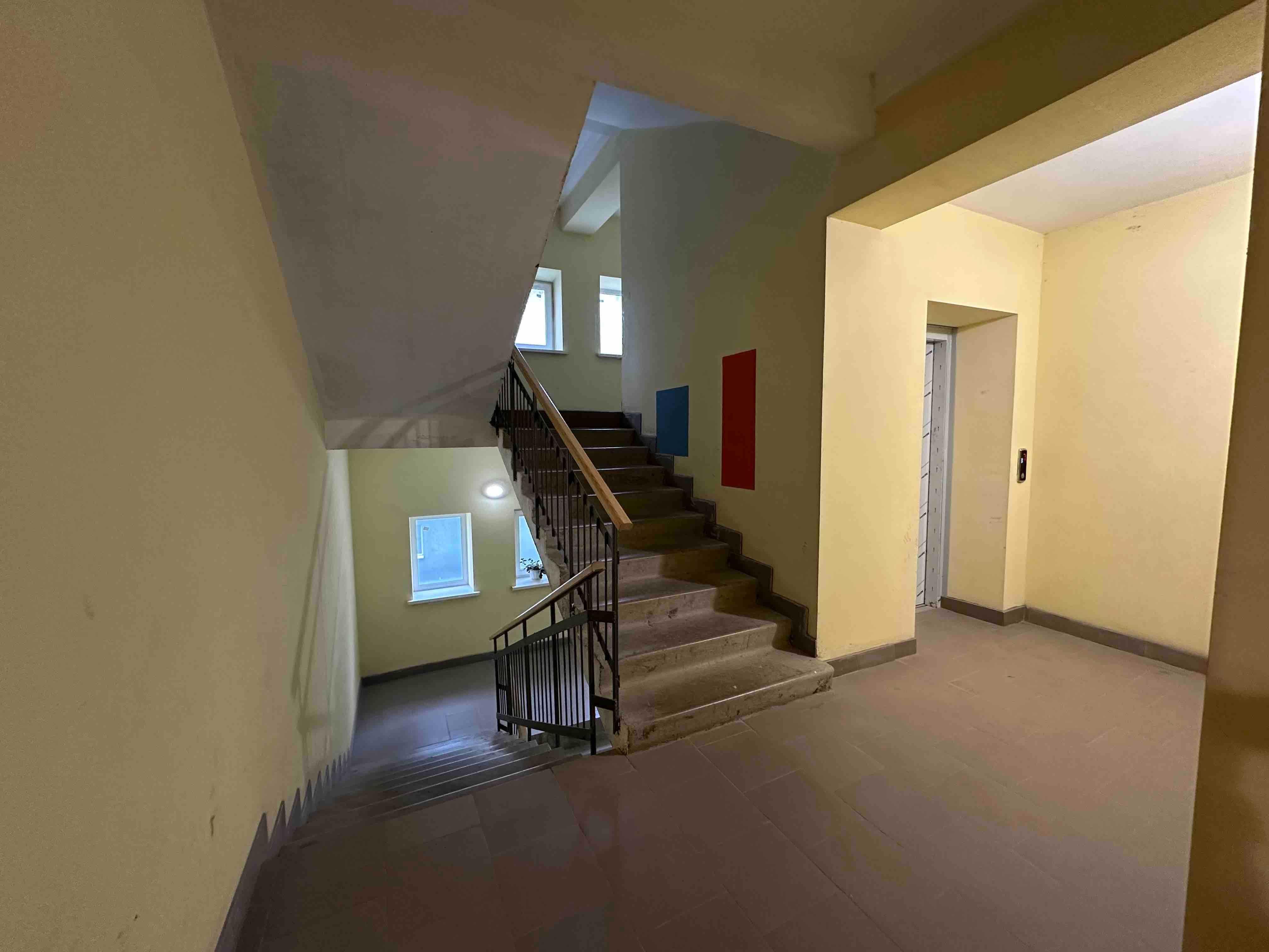 Продаж 2 кк квартири , новобуд , 70 метрів , 2 поверх , цегла ,  газ