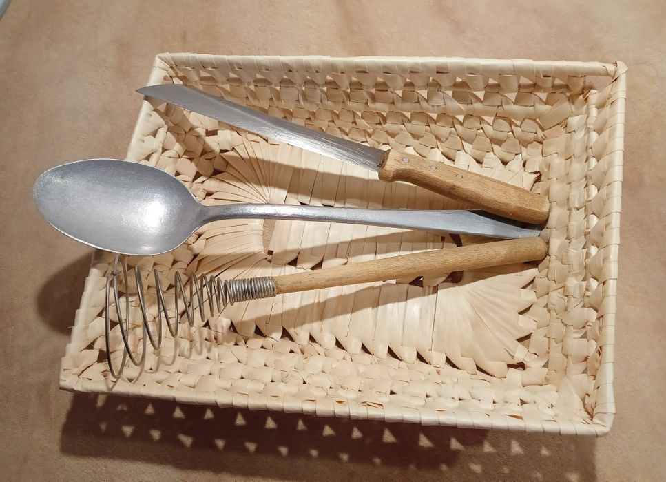 Stare przybory kuchenne w koszyku