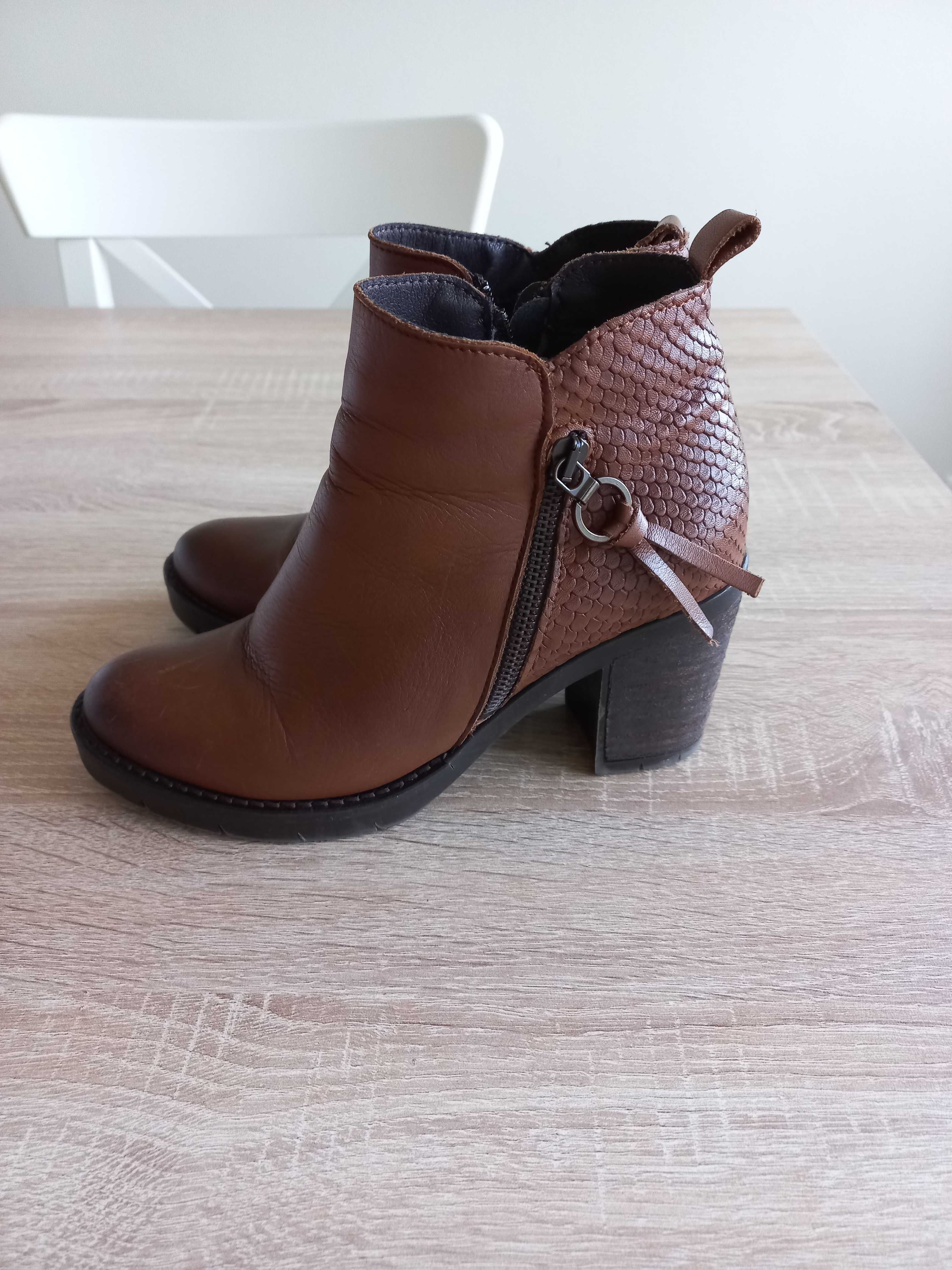 Botas Foreva em pele de salto alto