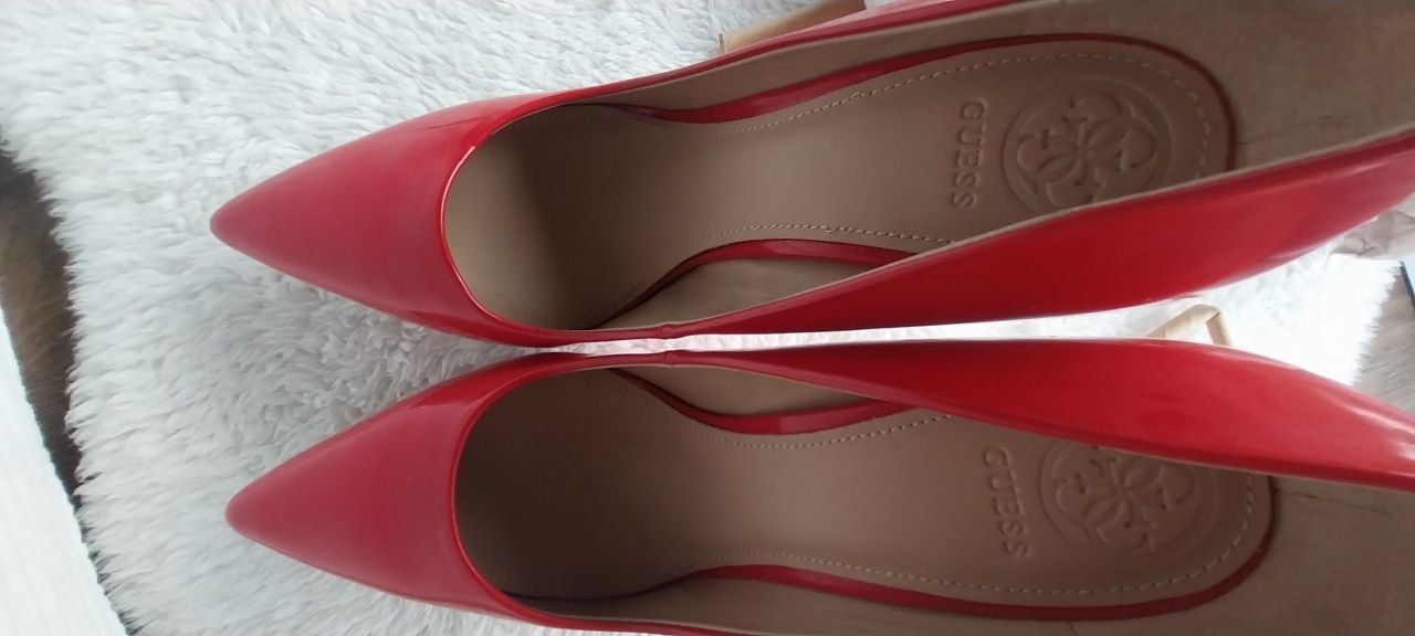 Sapatos salto alto da Guess