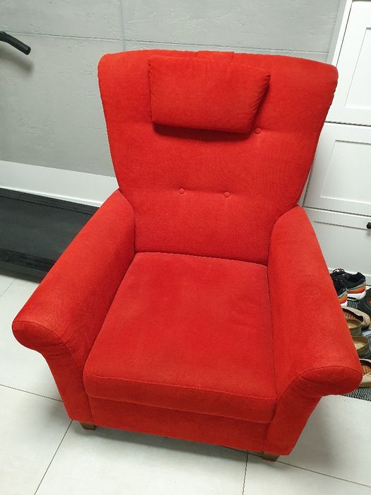 Czerwony fotel uszak