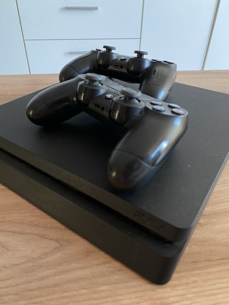 Playstation 4 Slim 1 TB + 2 pady