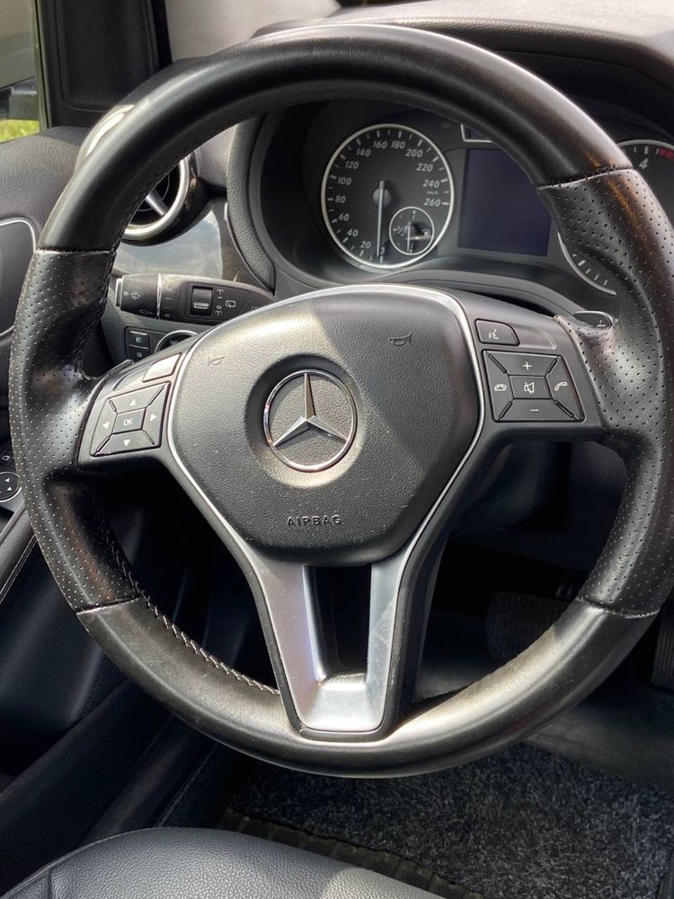 Автомобіль Mercedes-Benz B-180 2012 року