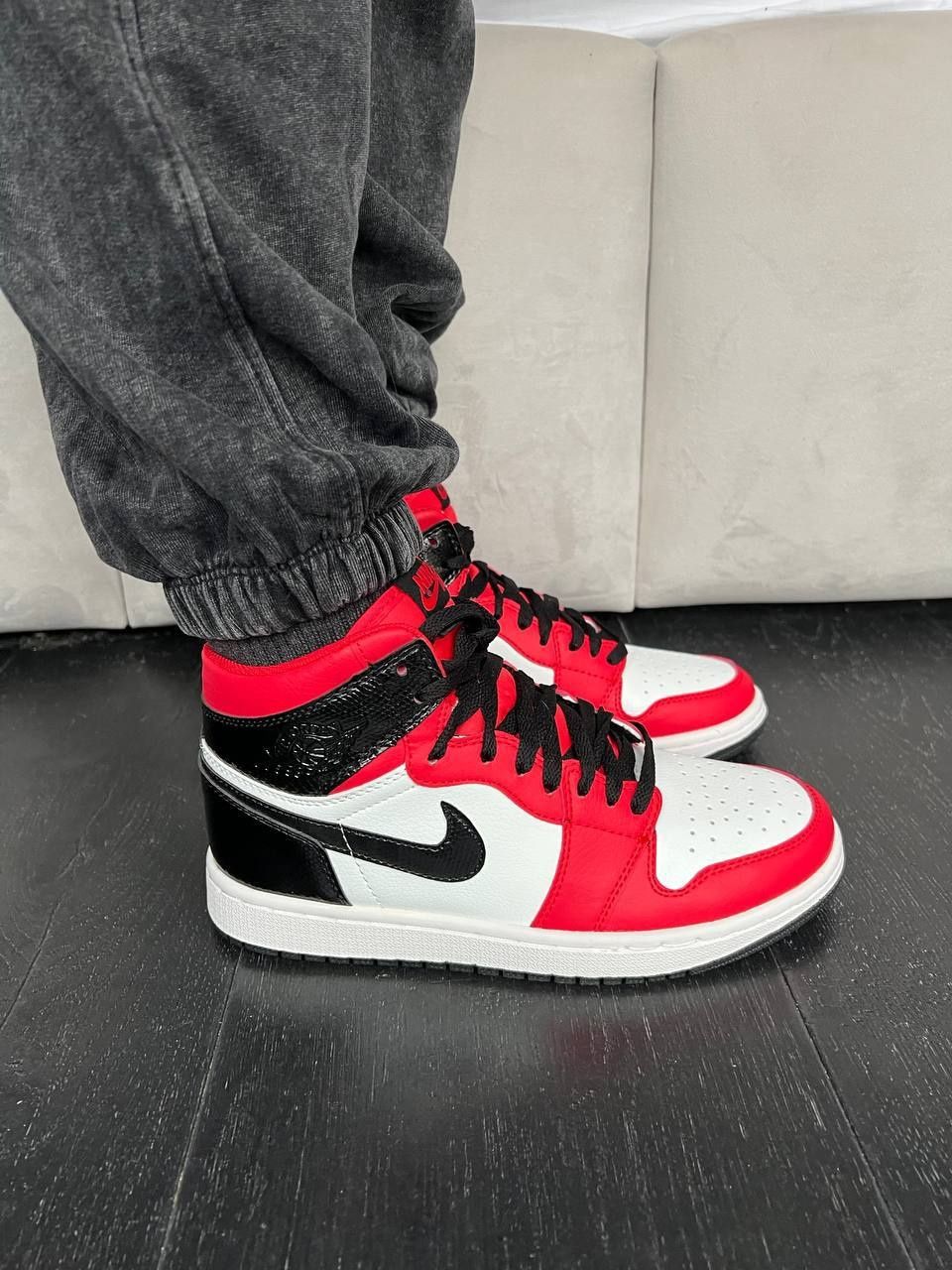 купити кросівки весна літо Nike Air Jordan 1 Retro High Black / Red