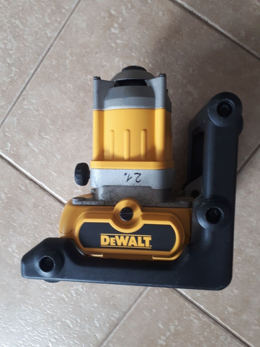 REZERWACJA DeWALT
niwelator laserowy DW071 na trzy baterie LR20