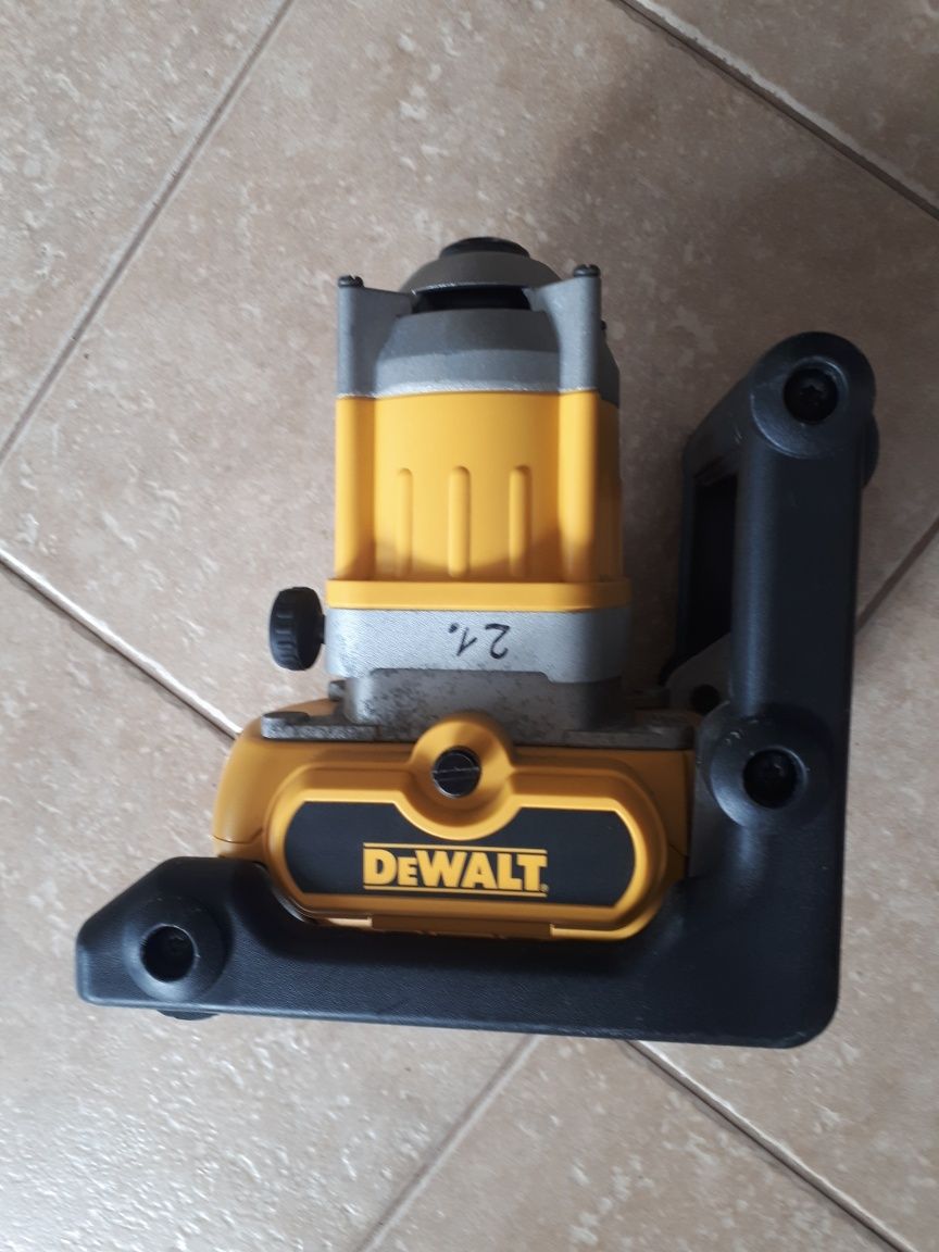 DeWALT
niwelator laserowy DW071 na trzy baterie LR20