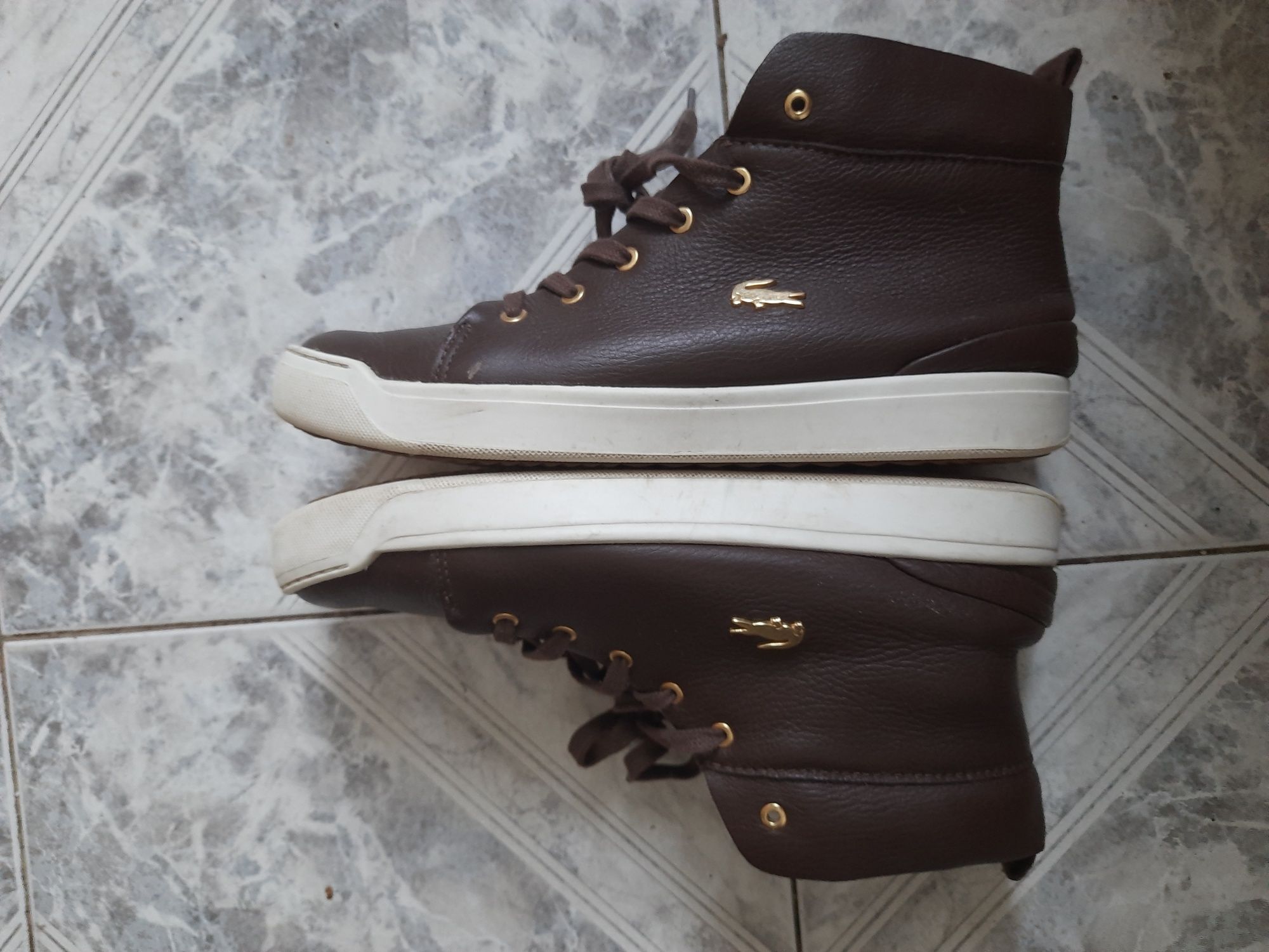 Lacoste brązowe skórzane sneakersy ze zlotym logo 38