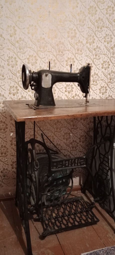 Продаю ексклюзивний стіл для швейної машинки.