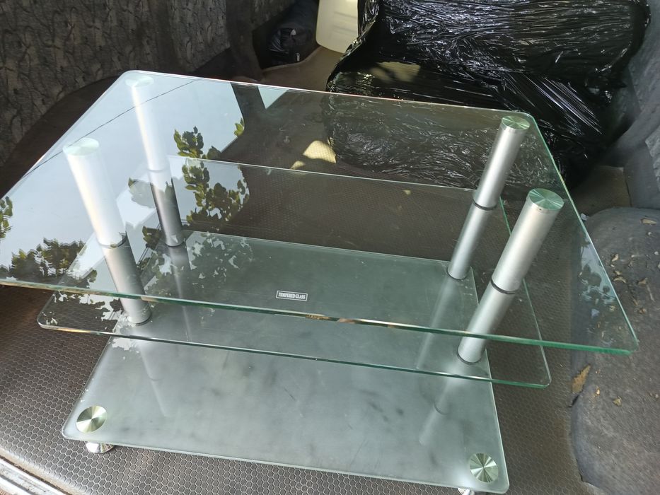 Скляна тумба під телевізор