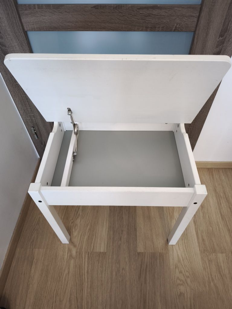 Biurko dla dzieci plus 2 krzesła Ikea