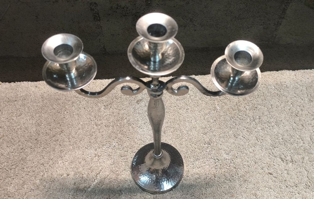 Belíssimo castiçal três lumes em metal, medidas: 44/30cm