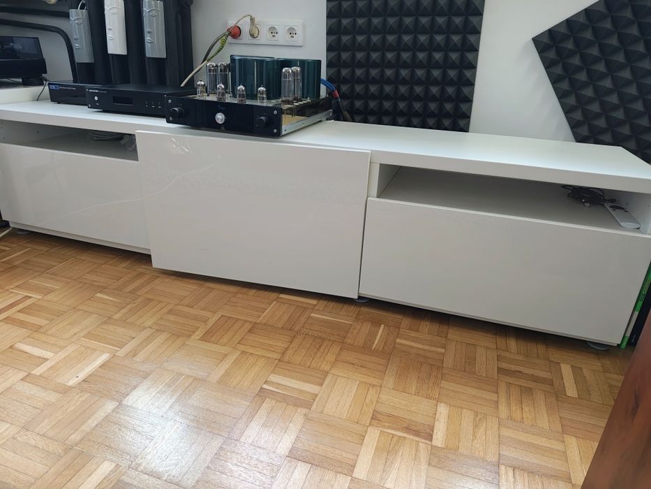 BESTÅ
Szafka pod TV, biały/Selsviken połysk/biel, 180x42x39 cm
Szafka