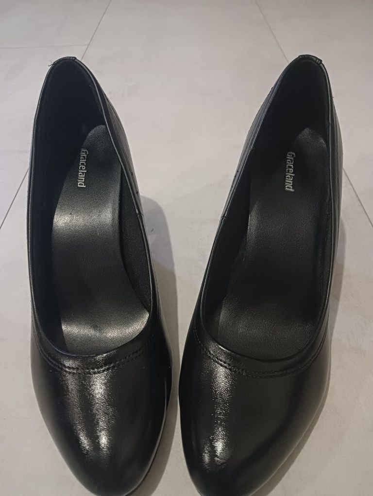 Buty czarne, klasyczne na obcasie Graceland.