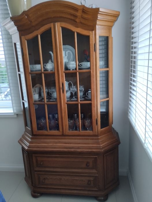 Sprzedam witrynę z drewna , komodę