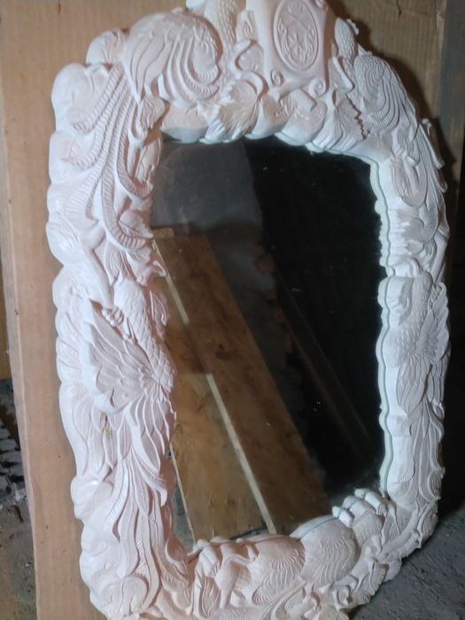 Lustro w ramie gipsowej