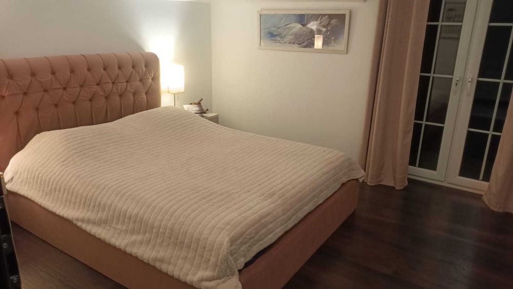 Łóżko małżeńskie w stylu glamour