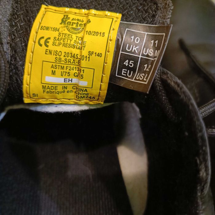 Спецобувь с усиленным металлическим носком  Dr Martens