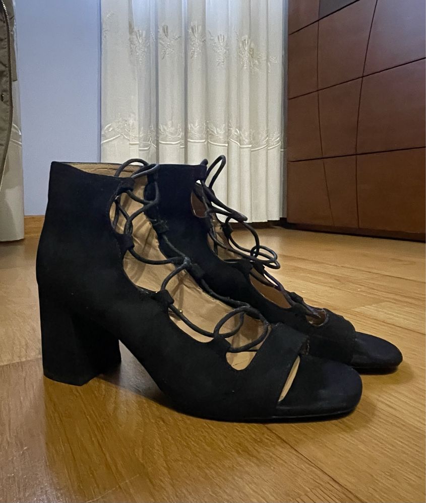 Sandálias altas preto Stradivarius