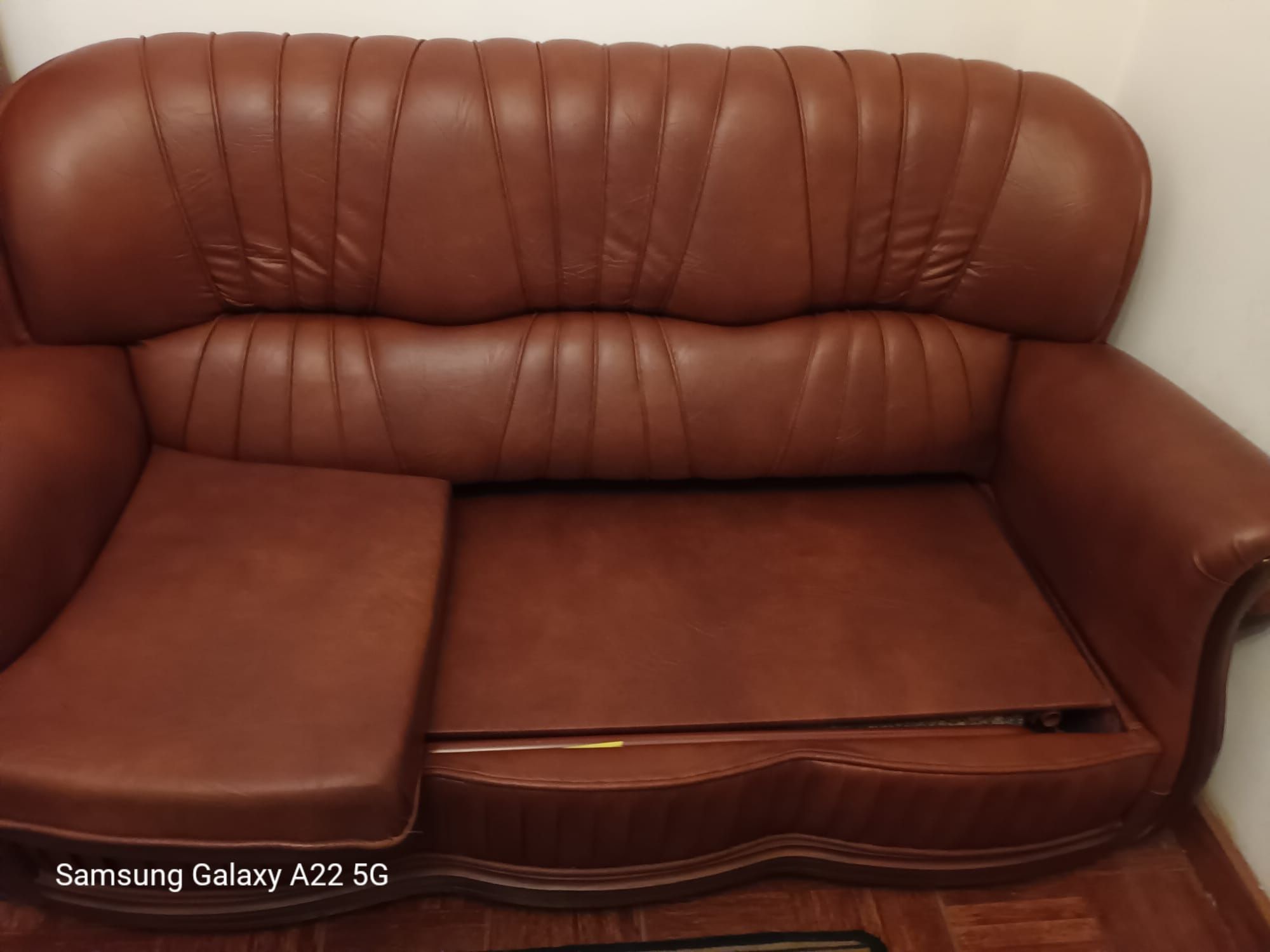 Sofá Cama 3 lugares + Sofá Poltrona em pele