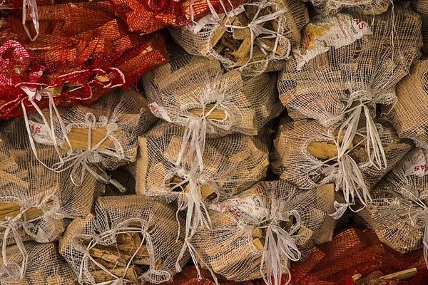 Vendo sacos de lenha faço entregas ao domicílio