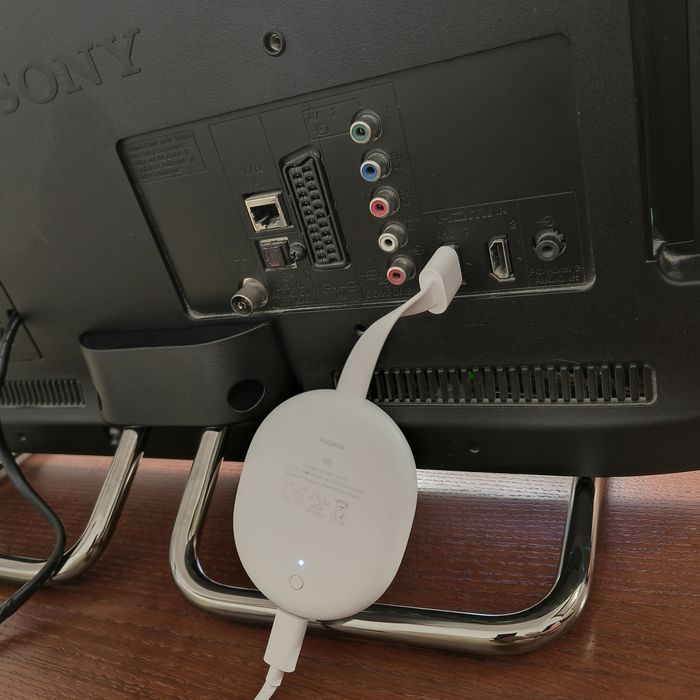 TV Sony z przystawką Google TV i uchwytem do ściany
