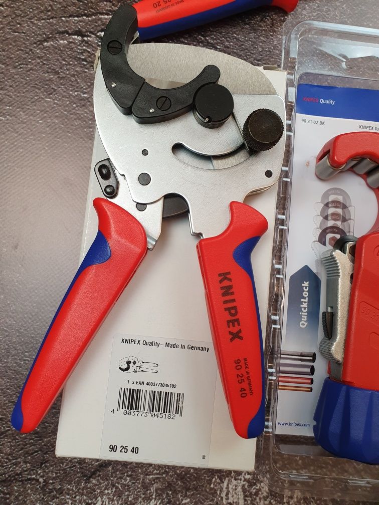 Труборез Knipex для пластиковых труб, шлангов и соединительных труб.