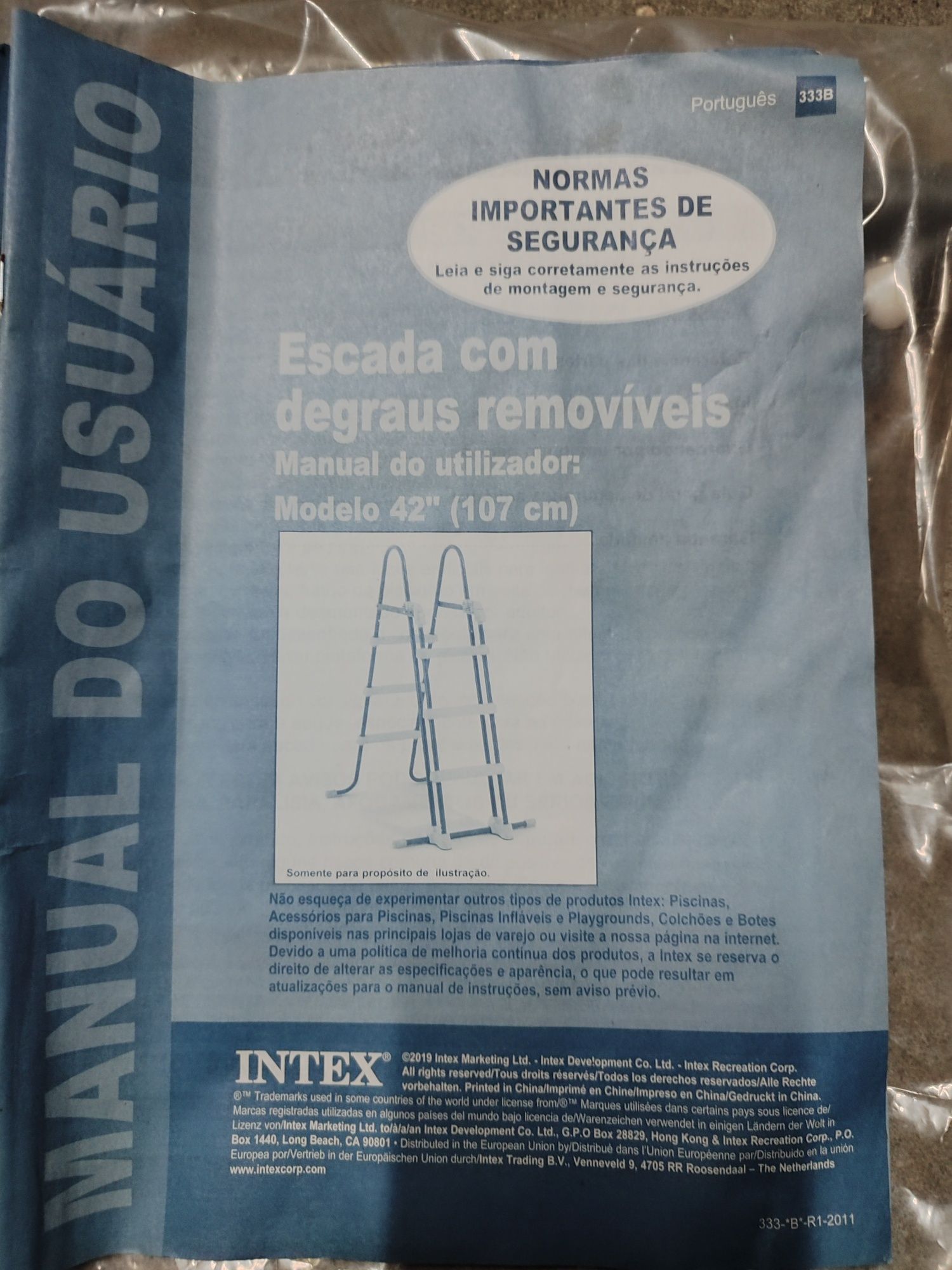 Escada para piscina INTEX.