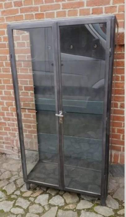 Witryna Biblioteka metalowa.