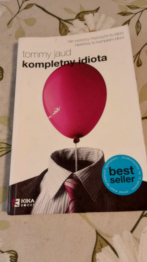 Kompletny idiota. Tommy Jaud