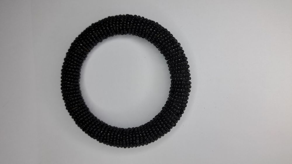 Pulseira preta em missangas