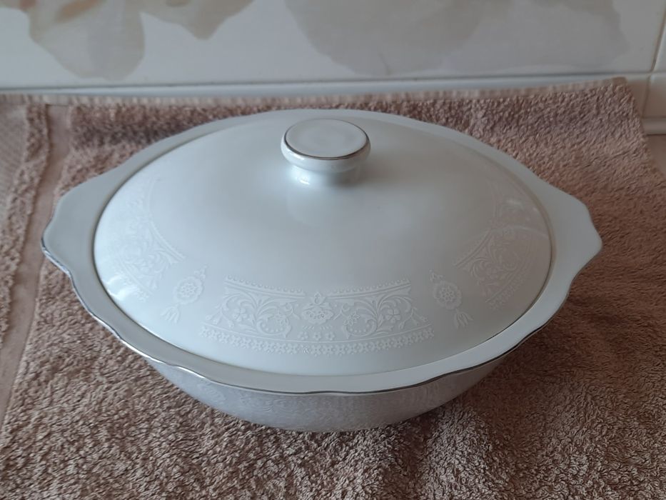 Супница фарфоровая