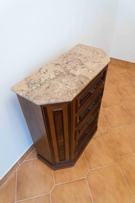Camiseiro com 6 gavetas e tampo em pedra em bom estado
