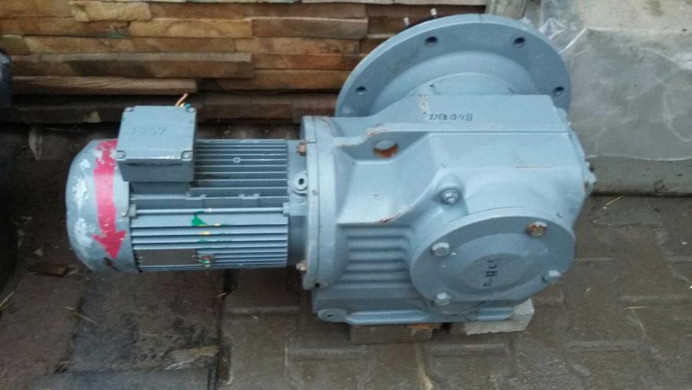 Мотор-редуктор SEW-EURODRIVE KF97 DV132S4, 5.5кВт, n1=1430, n2=18