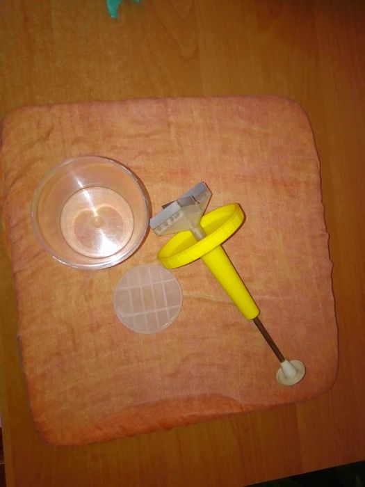 Szatkownica do cebuli czosnku krajacz siekacz ręczny PRL żółty