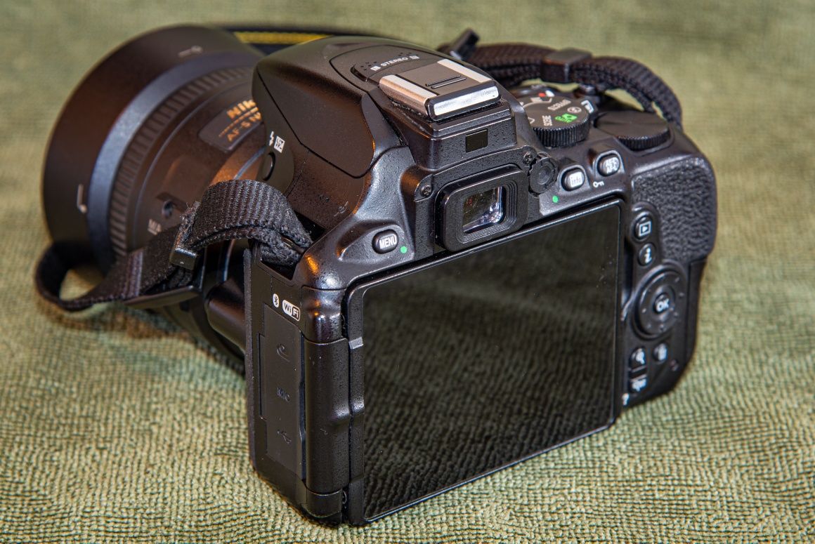 Nikon D5600 Nikkor 35mm 1.8 G DX + torba